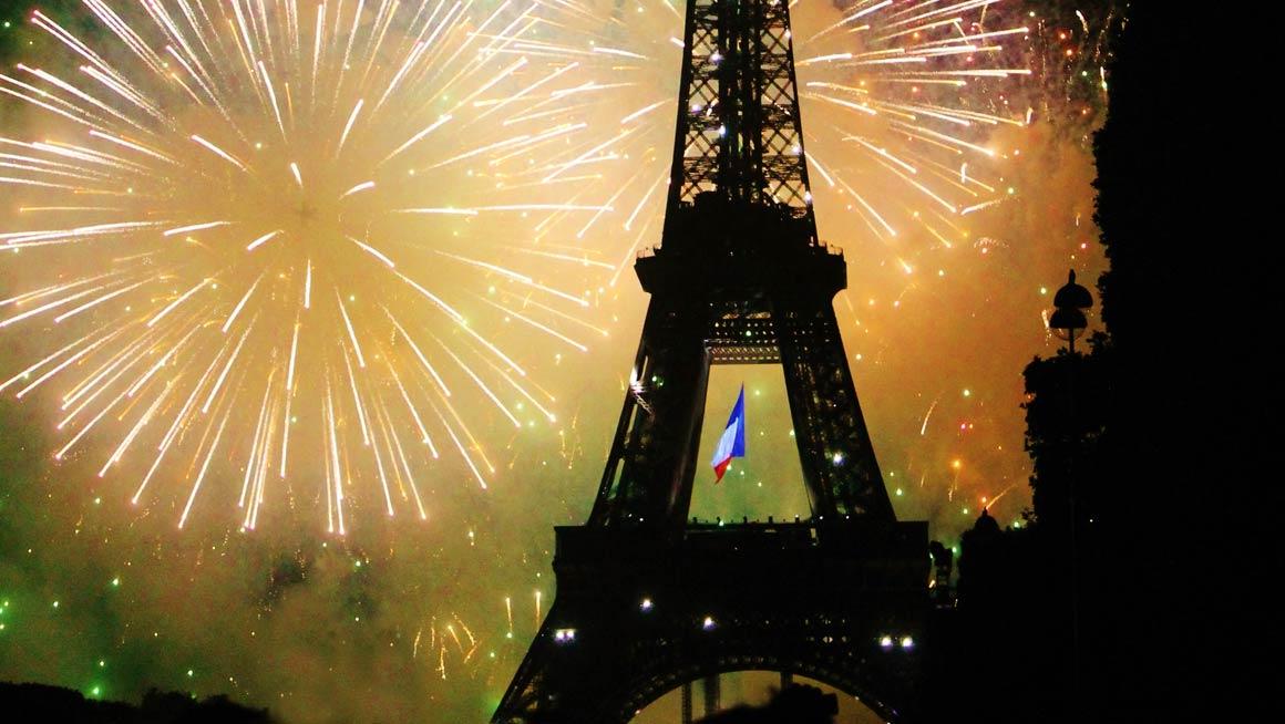 Fireworks behind the Eiffel Tower
